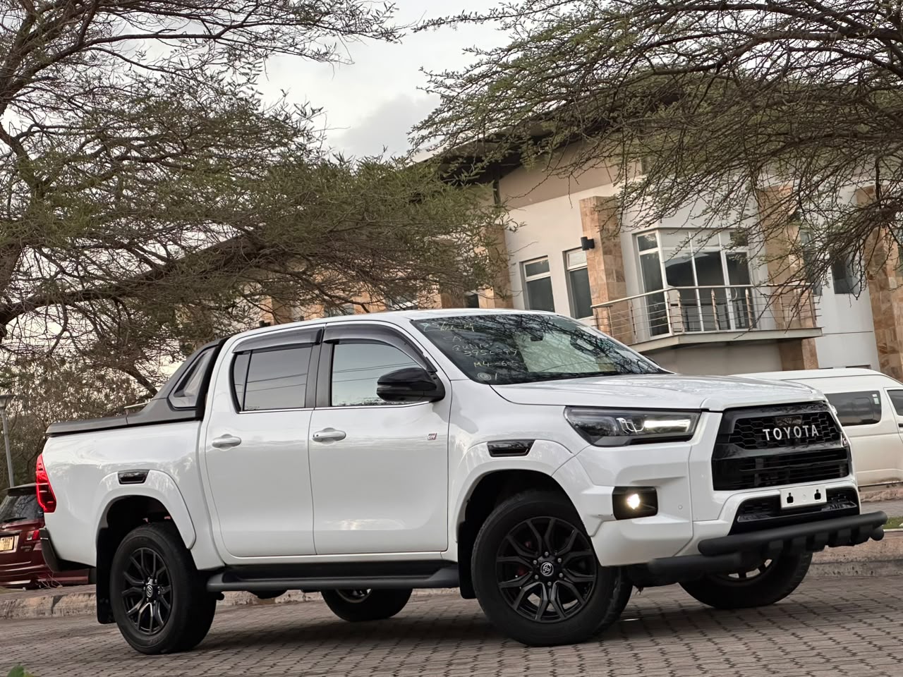 TOYOTA HILUX DOUBLE CABIN